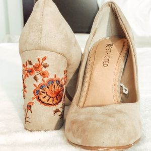 Closed toe heel with embroidery flowers